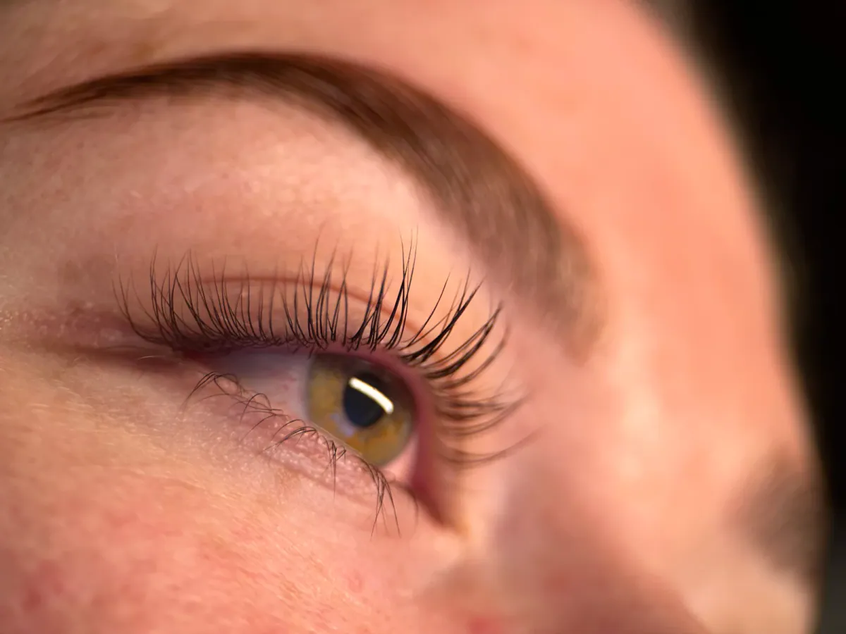 Lash Lifting mit natürlich geschwungenen Wimpern bei Noëlle Aimée in Mandelbachtal