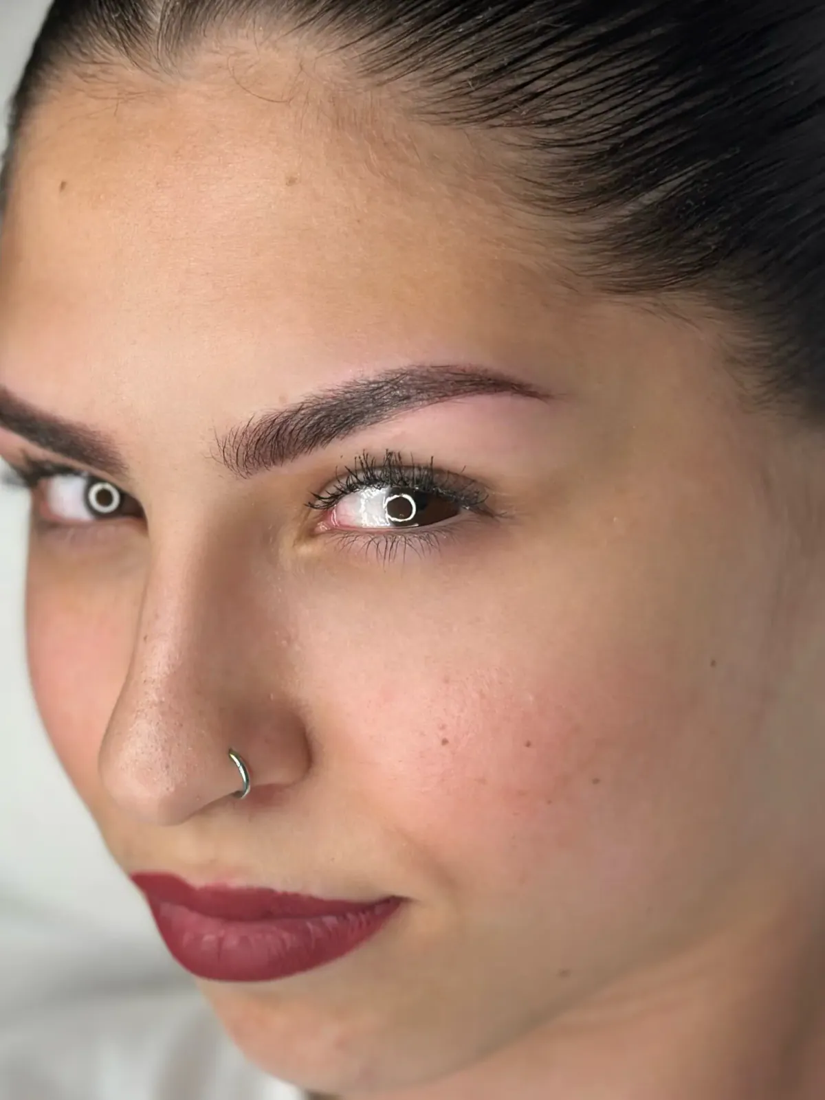 Powder Brows mit weich definierten Augenbrauen bei Noëlle Aimée in Mandelbachtal